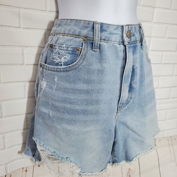 No Boundaries Light Wash Distressed Cut Off Shorts - Picture 6 of 10